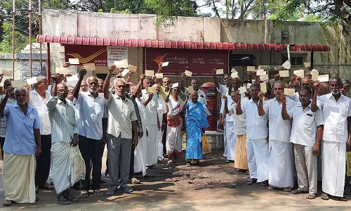 கோவையில் இ.பி.எப் பென்சன்தாரர்கள் மத்திய அரசுக்கு தபால் அனுப்பும் போராட்டம்