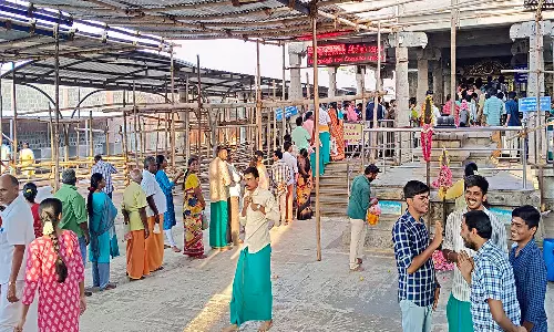 சென்னிமலை முருகன் கோவிலில் இன்று ஏராளமான பக்தர்கள் சாமி தரிசனம்