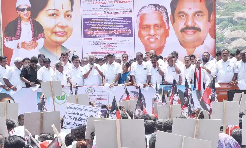 சட்டம்   ஒழுங்கு சீர்கேட்டை கண்டித்து கிருஷ்ணகிரியில், அ.தி.மு.க.   ஆர்ப்பாட்டம்