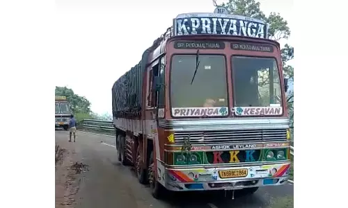 பர்கூர் மலைப்பாதையில் அடிக்கடி பழுதாகி நிற்கும் லாரிகள்