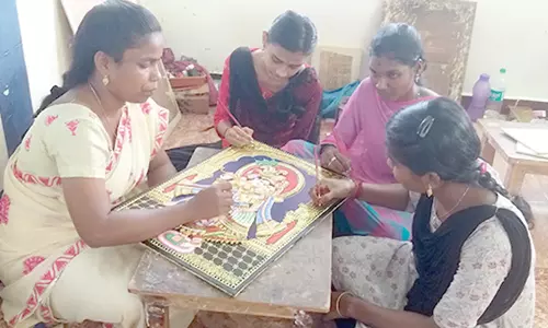 தஞ்சாவூர் ஓவியம் செய்வதில் அசத்தும் பெண்