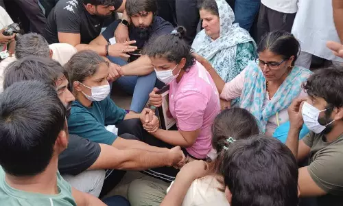 பதக்கங்களை கங்கையில் வீசும் திட்டத்தை நிறுத்திவைத்த மல்யுத்த வீராங்கனைகள்.. மத்திய அரசுக்கு 5 நாட்கள் கெடு