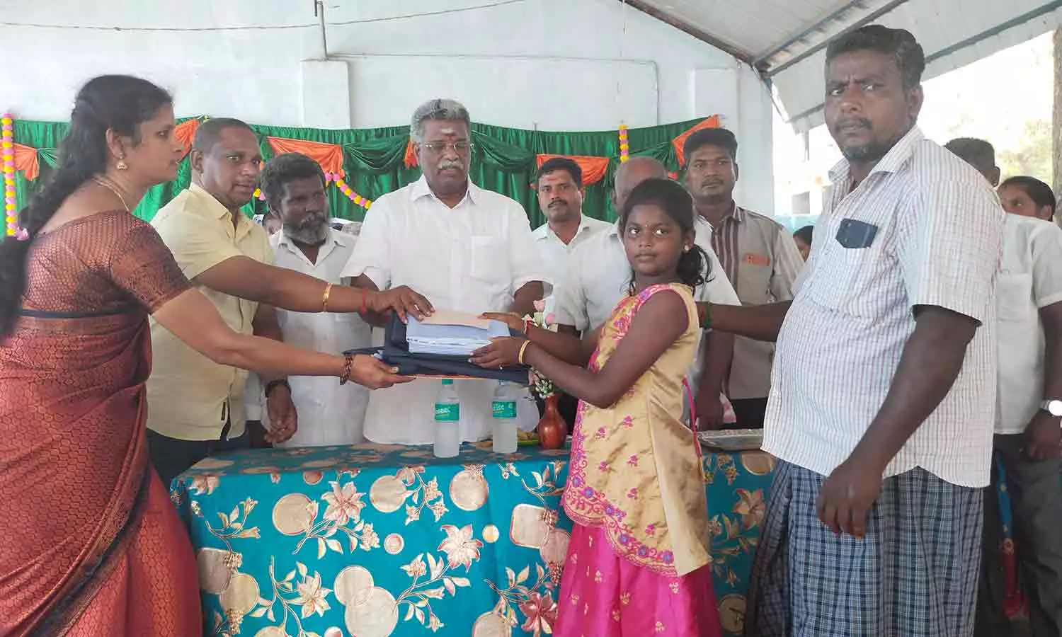 மாணவர்களுக்கு இலவச சீருடை மாணவர்களுக்கு இலவச சீருடை