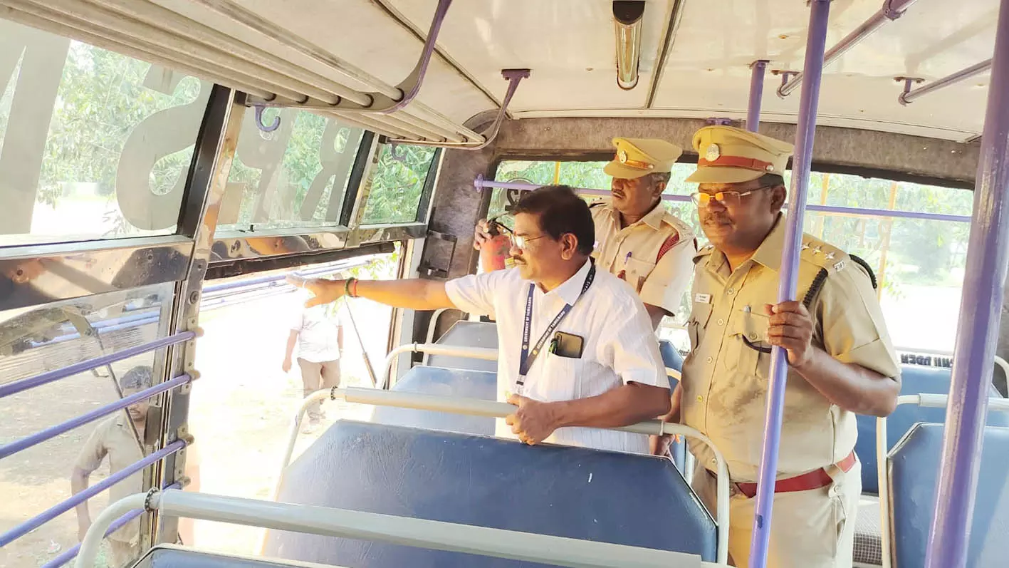 தனியார் பள்ளி பஸ்களை அதிகாரிகள் ஆய்வு தனியார் பள்ளி பஸ்களை அதிகாரிகள் ஆய்வு