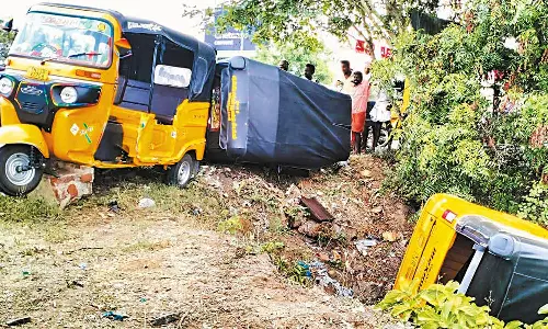 அச்சரப்பாக்கம் அருகே மினி லாரி மோதி 5 ஆட்டோக்கள் சேதம்- 5 டிரைவர்கள் படுகாயம்