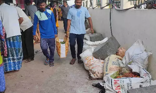 உடுமலை உழவர் சந்தையில் தேங்கும் காய்கறி கழிவுகளை அகற்ற  நடவடிக்கை எடுக்க வேண்டும் - பொதுமக்கள் கோரிக்கை