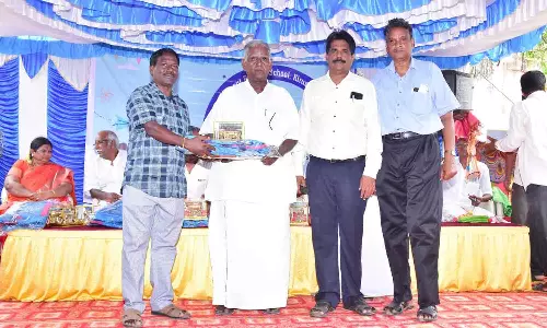 44 ஆண்டுகளுக்கு முன்பு படித்த அரசு பள்ளி மாணவர்கள் சந்திப்பு