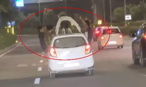 ஓடும் காரின் மீது புஷ்அப் எடுத்த வாலிபர் - வீடியோ வைரலானதால் போலீசிடம் சிக்கினார்!