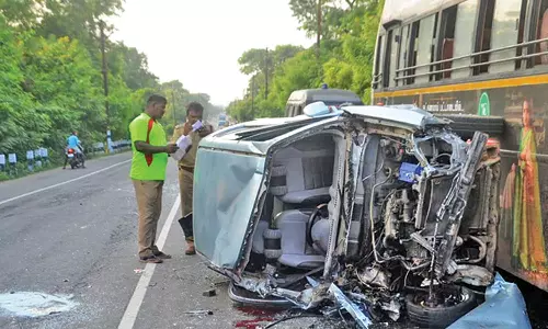 நெல்லையில் ரெயில்வே மேம்பாலம் சாலையில் அரசு பஸ் மீது கார் மோதி வாலிபர் பலி