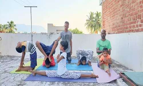 இலங்கையில் நடைபெறும் சர்வதேச யோகா போட்டிக்கு தயாராகும் கம்பம் மாணவ-மாணவிகள்