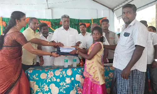 மாணவர்களுக்கு இலவச சீருடை