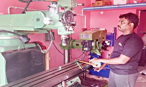 புத்தொழில் மேம்பாட்டு திட்டத்தில் சுயதொழில் செய்யும் இளைஞர்கள்