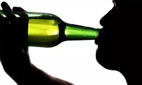 திருப்பூரில் மது போதையில் தனக்கு தானே கத்தியால் குத்தி கொண்ட வாலிபர்