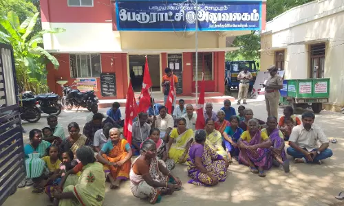 பேரூராட்சி அலுவலகம் முன்பு தர்ணா போராட்டம்
