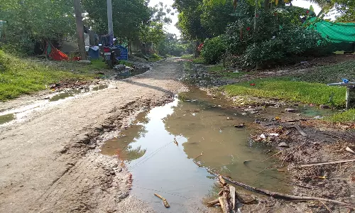 மரக்காணம் அருகே தேங்கி நிற்கும் கழிவுநீரால் தொற்று நோய் ஏற்படும் அபாயம்: சரி செய்ய கிராம பொதுமக்கள் கோரிக்கை