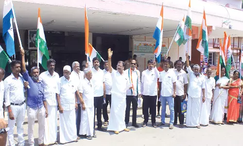 தட்கல் டிக்கெட் எடுக்க வரும் பயணிகளுக்கு இருக்கை அமைக்க கோரி ஆர்ப்பாட்டம்- 11 பேர் கைது