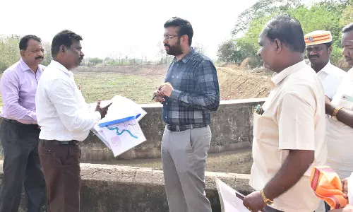 கடலூர்  மாவட்டத்தில்   100 கோடி மதிப்பீட்டில்  768 கிலோமீட்டர் தூரம் தூர்வாரும் பணி: கலெக்டர் அருண் தம்புராஜ் நேரில்  ஆய்வு