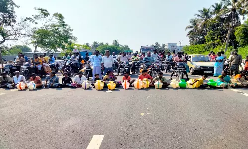 விருத்தாசலம் அருகே குடிநீர் கேட்டு காலி குடங்களுடன் சாலை மறியல்