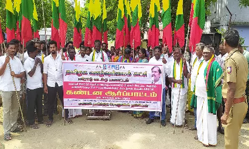 சுங்கச்சாவடி அமைப்பதை கண்டித்து கண்டன ஆர்ப்பாட்டம்