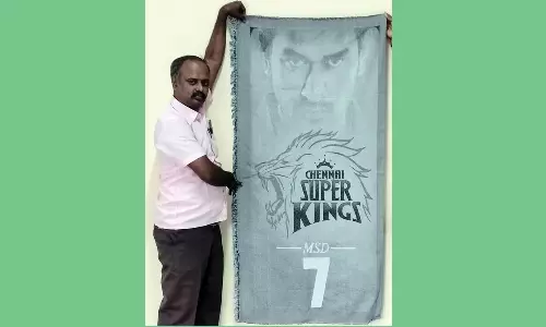 தோனி உருவ படத்துடன் பருத்தி துணி தயாரித்து அசத்தல்