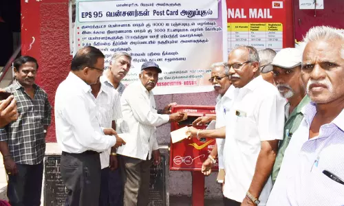 ஓசூரில் மத்தியஅரசுக்கு ஓய்வூதியர்கள் தபால் அனுப்பும்  போராட்டம்