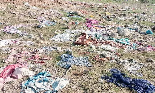 துணி, பிளாஸ்டிக் குப்பை  கழிவுகளால்  மாசு அடையும் தொப்பையாறு அணை