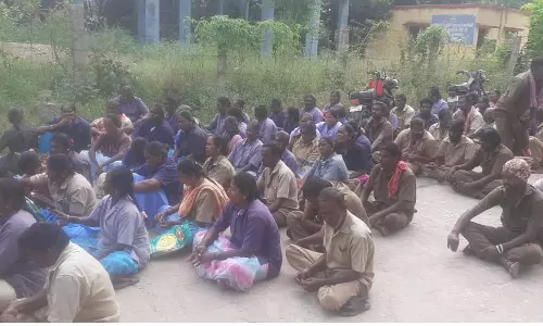 மதுக்கரை நகராட்சியில் தூய்மை பணியாளர்கள் 2-வது நாளாக போராட்டம்