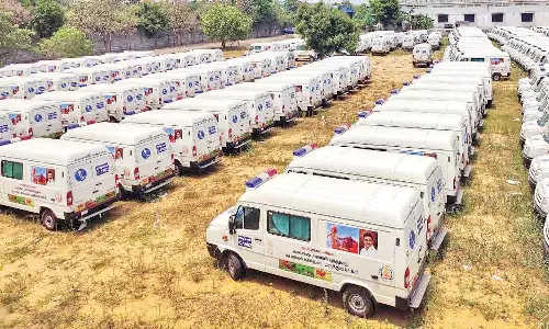 பிரதமர் படமா? முதலமைச்சர் படமா?-  யார் படத்தை போடுவது என்ற சர்ச்சையால் 250 ஆம்புலன்சுகள் சும்மா கிடக்கும் அவலம்