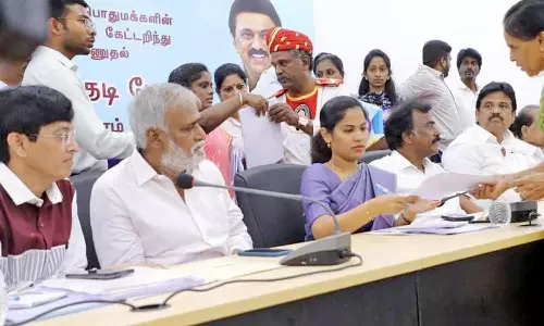 மேயர் பிரியாவிடம் தெருவிளக்கு, குப்பை குடிநீர் பிரச்சினை குறித்து ஏராளமானோர் மனு- சேகர்பாபு பங்கேற்பு