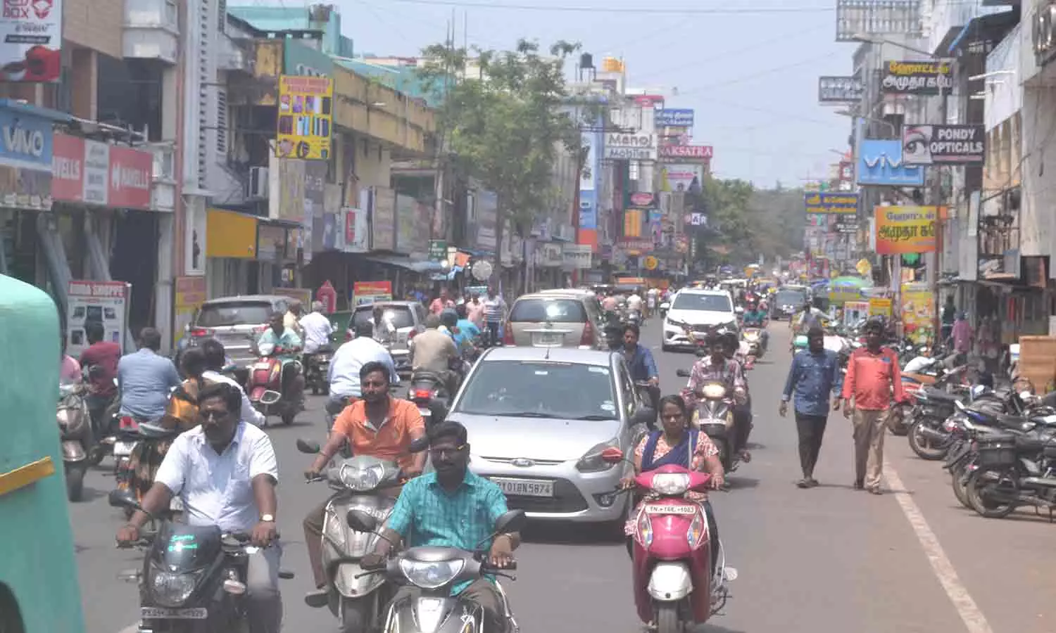அண்ணாசாலையில் அதிகரிக்கும் போக்குவரத்து நெரிசல் அண்ணாசாலையில் அதிகரிக்கும் போக்குவரத்து நெரிசல்