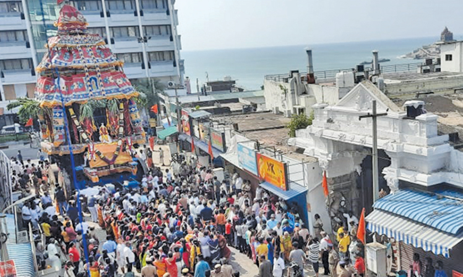 கன்னியாகுமரியில் இன்று பகவதி அம்மன் கோவில் தேரோட்டம்: திரளான பக்தர்கள் தேரை வடம் பிடித்து இழுத்தனர்