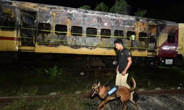 3 பயணிகளை பெட்ரோல் ஊற்றி எரித்து கொன்ற ஆலப்புழா எக்ஸ்பிரஸ் ரெயில் பெட்டியில் தீவிபத்து 3 பயணிகளை பெட்ரோல் ஊற்றி எரித்து கொன்ற ஆலப்புழா எக்ஸ்பிரஸ் ரெயில் பெட்டியில் தீவிபத்து