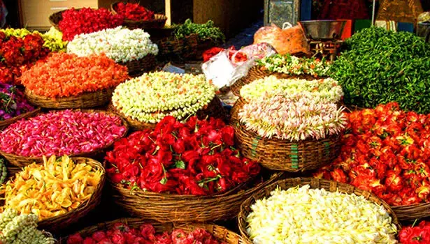 சுப முகூர்த்த நாளை முன்னிட்டு பூக்களின் விலை உயர்வு சுப முகூர்த்த நாளை முன்னிட்டு பூக்களின் விலை உயர்வு