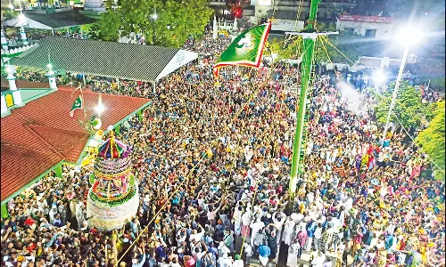 ஏர்வாடி தர்காவில் சந்தனக்கூடு திருவிழா கொடியேற்றம்: ஆயிரக்கணக்கானோர் பங்கேற்பு