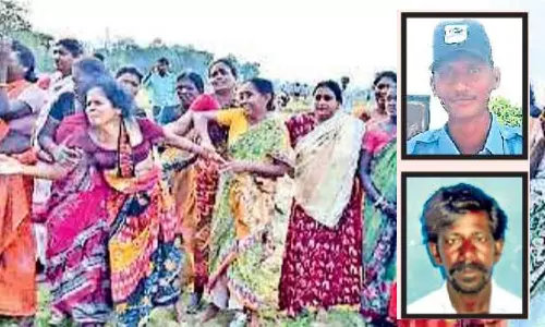 பட்டாசு குடோன் வெடித்து தொழிலாளர்கள் 3 பேர் பலி: மரங்களில் உடல் பாகங்கள் தொங்கிய பரிதாபம்