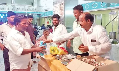 திருமண வரவேற்பில் தாம்பூல பையுடன் மதுபாட்டில் கொடுத்த மணமகள் வீட்டார்