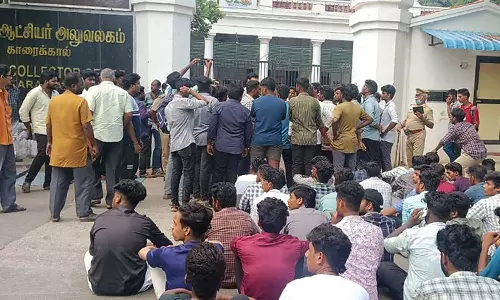 ஆம்புலன்ஸ் வர தாமதமானதால் பலி: உடலை தோளில் சுமந்து சென்ற நண்பர்கள் கலெக்டர் அலுவலகம் முற்றுகை