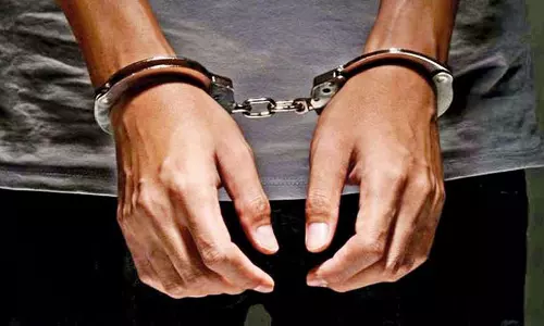 லாட்டரி சீட்டுகள் விற்ற 2 பேர் கைது