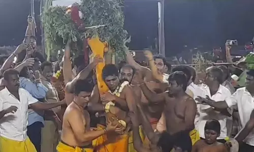 கரூர் மாரியம்மன் கோவில் திருவிழாவில் கம்பம் ஆற்றுக்கு அனுப்பும் நிகழ்ச்சி