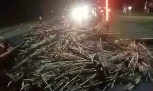 புகழூர் பகுதியில் கரும்பு லோடுடன் சென்ற டிராக்டர் கவிழ்ந்ததால் போக்குவரத்து பாதிப்பு