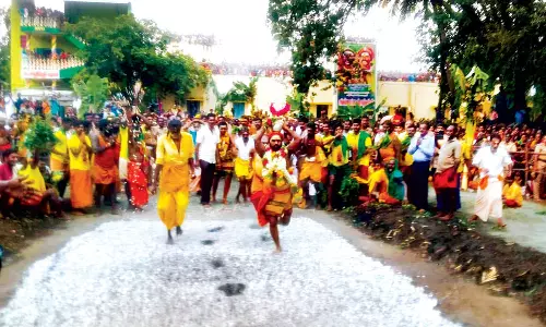 சோழவந்தான் ஜெனகை மாரியம்மன் கோவிலில் பூக்குழி இறங்கும் நிகழ்ச்சி