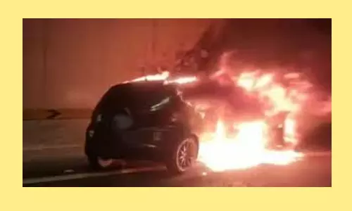 நடுரோட்டில் தீப்பற்றி எரிந்த கார்