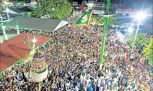 ஏர்வாடி தர்கா கொடியேற்றத்தில் ஆயிரக்கணக்கானோர் பங்கேற்பு