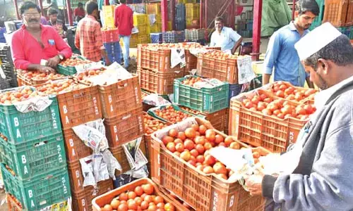 கோயம்பேடு மார்க்கெட்டிற்கு வரத்து குறைந்ததால் தக்காளி, வெங்காயம் விலை திடீர் உயர்வு