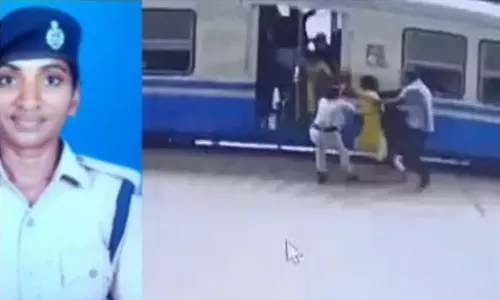 ரெயில்-பிளாட்பாரம் இடையே சிக்கிய பயணியை மீட்ட பெண் போலீஸ்