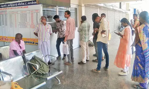 நெல்லை புதிய பஸ் நிலையத்தில் முன்பதிவு டிக்கெட் எடுக்க கவுண்டர்களில் நீண்ட நேரம் காத்திருக்கும் பயணிகள்