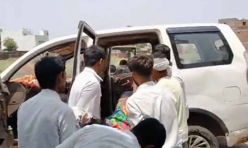 இறுதி அஞ்சலி செலுத்தியபோது திடீரென விழித்தெழுந்த நபர்.. அலறியடித்து உறவினர்கள் ஓட்டம்