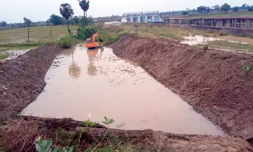 தலைஞாயிறு பகுதியில் தூர்வாரும் பணி