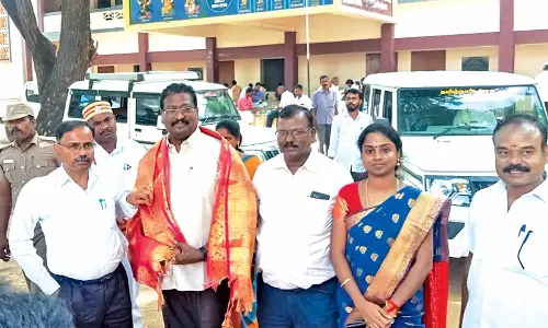 பள்ளி தலைமை ஆசிரியருக்கு மாவட்ட கலெக்டர் மகாபாரதி பாராட்டு
