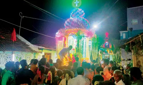 தூய அலங்கார மாதா ஆலயத்தில் தேர்பவனி விழா